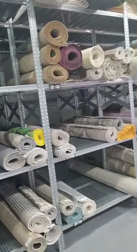 Snimak: čisti i suvi tepisi se finiširaju, parfemišu i pakuju