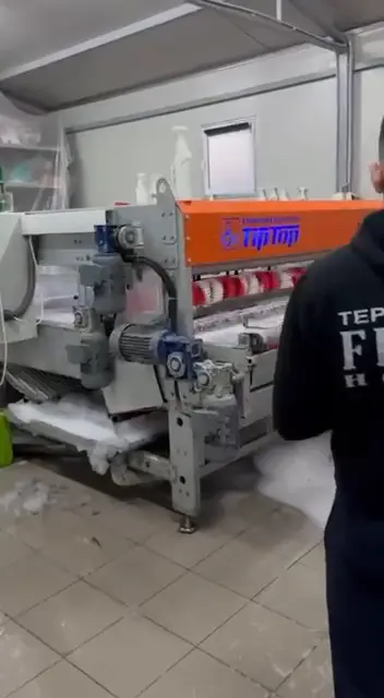 Snimak: radnik pokreće mašinu za pranje tepiha, četke i pena u radu